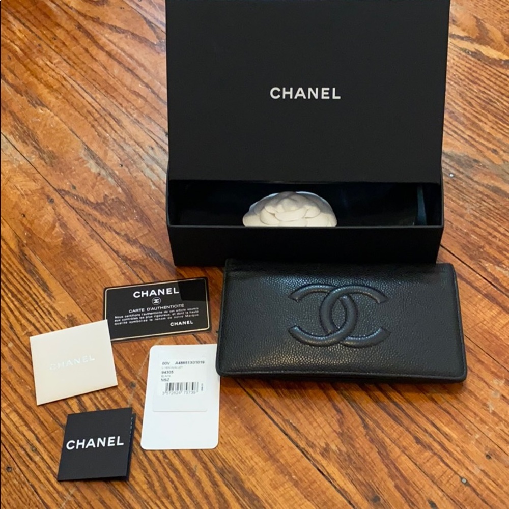 CHANEL Black Caviar Leather CC L Yen Wallet